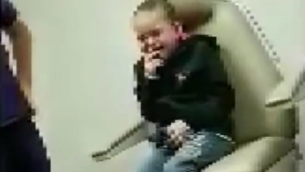 #Video Niña rompe en llanto al escuchar por primera vez