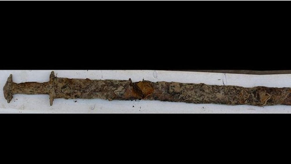 Niña encuentra espada de mil 500 años de antigüedad