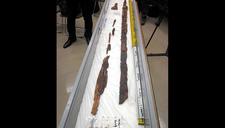 Niña encuentra espada de mil 500 años de antigüedad - nina-espada-suecia3