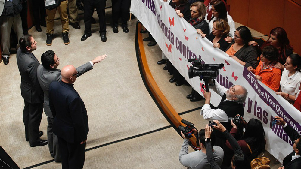 Senador Noé Castañón rinde protesta en medio de reclamos