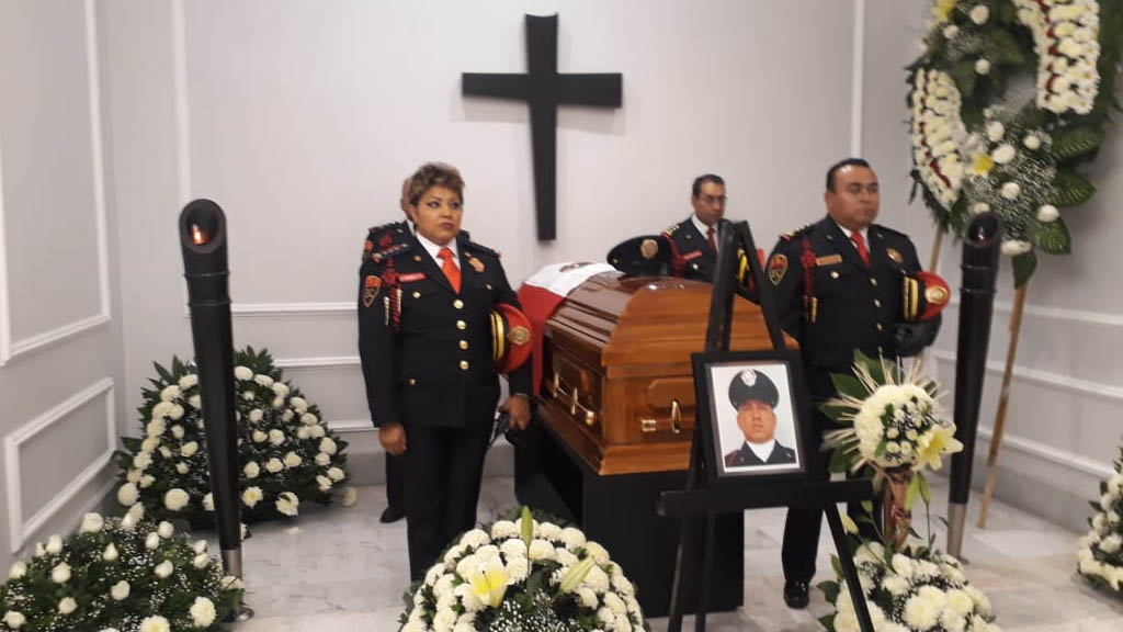 Norberto Rivera asiste al funeral de su escolta - norberto-rivera-asiste-funeral-de-policia-3