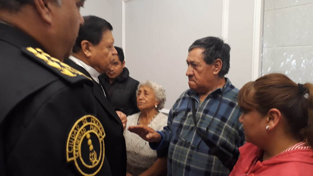 Norberto Rivera asiste al funeral de su escolta