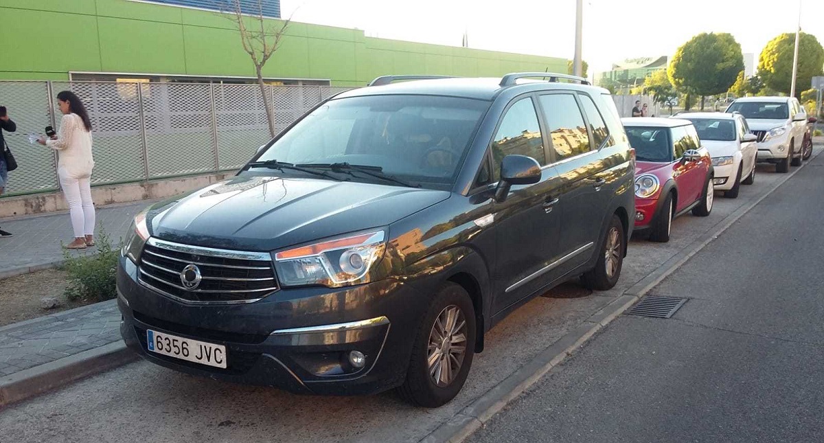 Olvida dejar a su bebé en guardería y muere de calor en el vehículo