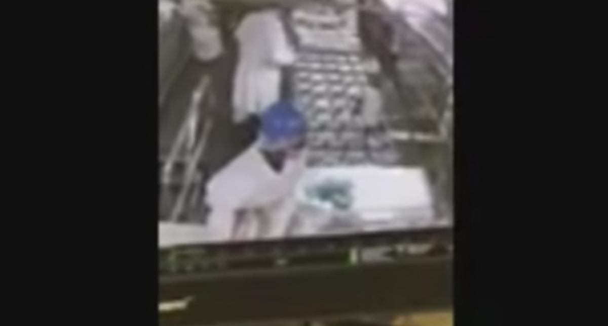 #Video Captan a hombre orinando sobre carne en empresa