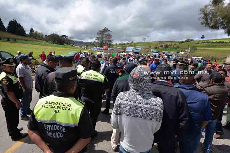 Padres de familia bloquean carretera en Edomex, acusan de abuso sexual a maestro - padres-familia-estado-de-mexico-2