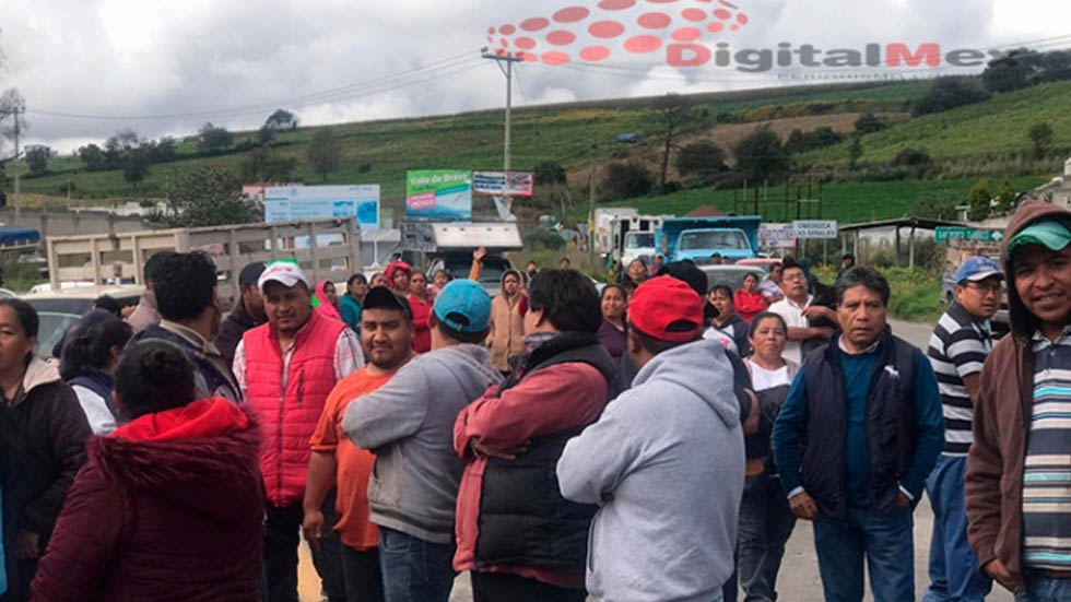 Padres de familia bloquean carretera en Edomex, acusan de abuso sexual a maestro