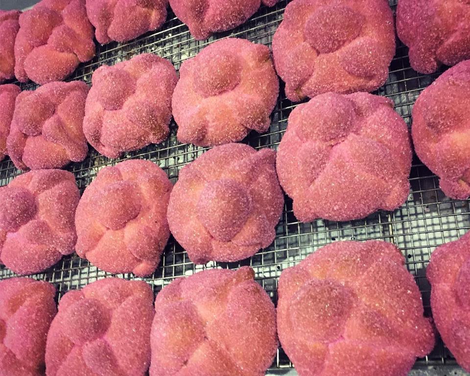 Nuevas versiones de pan de muerto para probar esta temporada - pan-de-muerto-con-guayaba