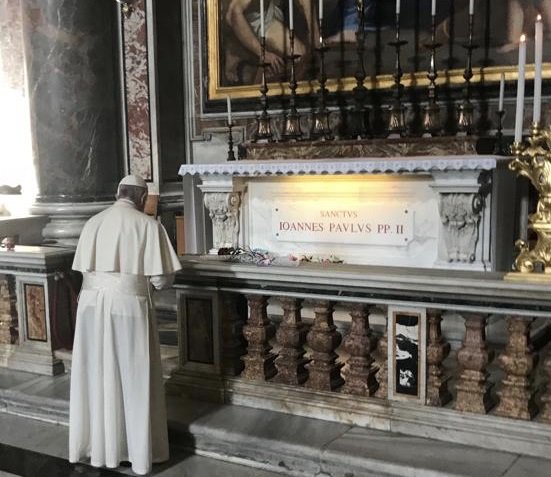 El papa Francisco visita tumba de Juan Pablo II - papa-francisco-jua-pablo-ii-2