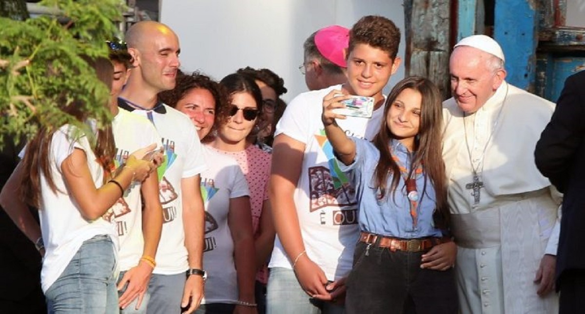 Papa Francisco llama a transformar la iglesia para recuperar a jóvenes
