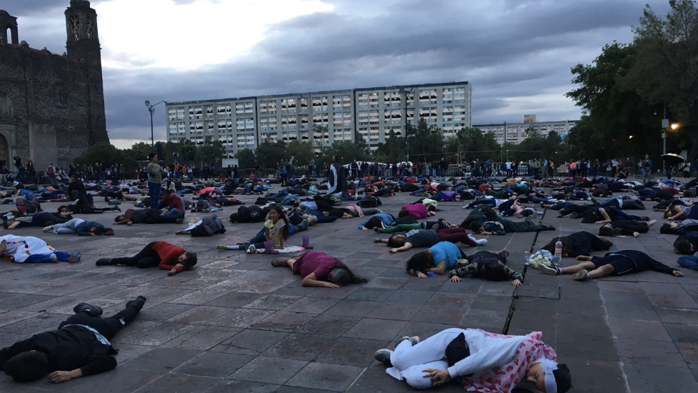 Realizan performance en la Plaza de las Tres Culturas