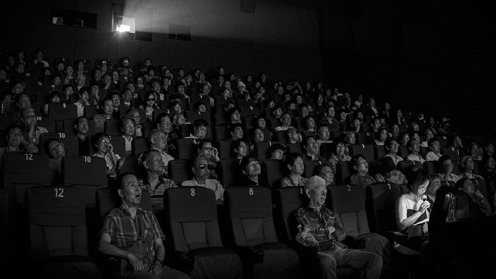 Las fotografías que competirán por ser la mejor a nivel mundial - personas-ciegas-escuchan-una-pelicula