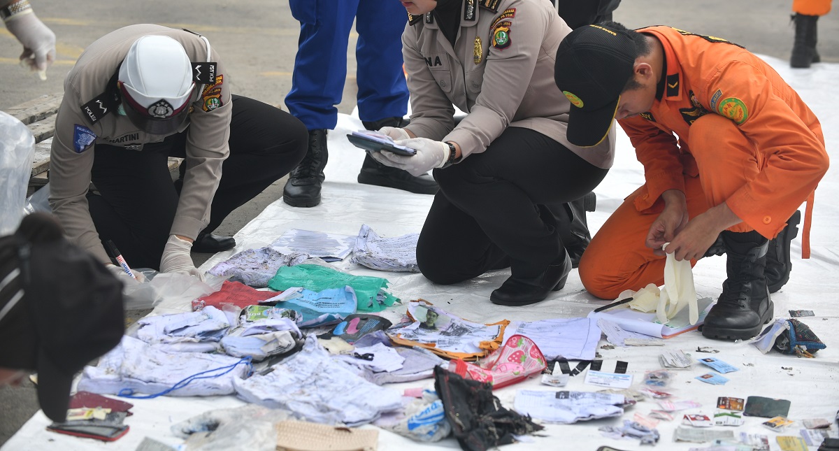 Inspeccionarán todos los Boeing 737MAX8 tras accidente aéreo en Yakarta - pertenencias