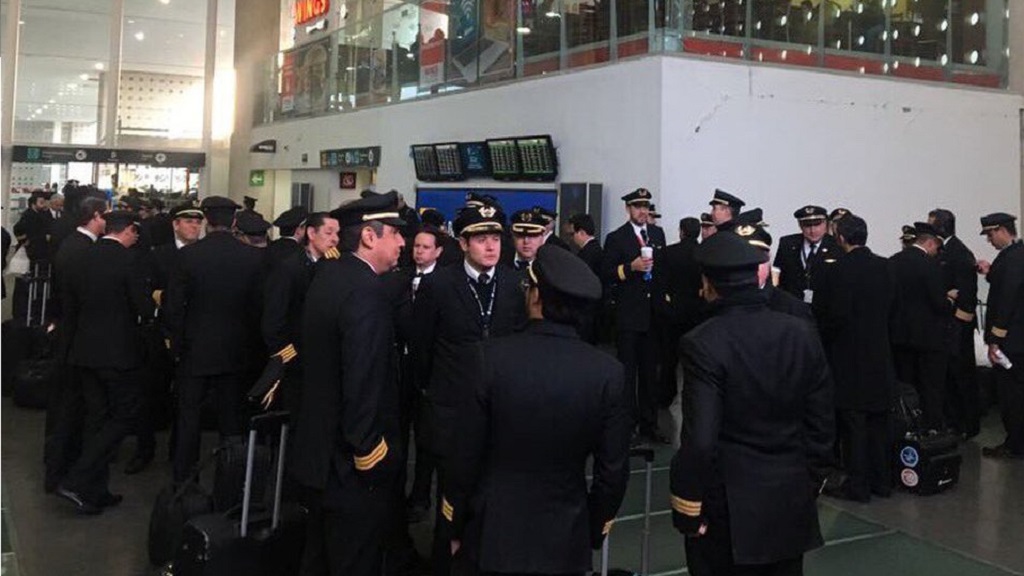 Pilotos de Aeroméxico acuerdan aplazar huelga