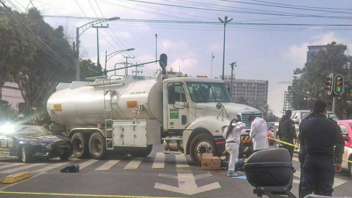 Conductor de pipa de Pemex mata a ciclista en San Ángel
