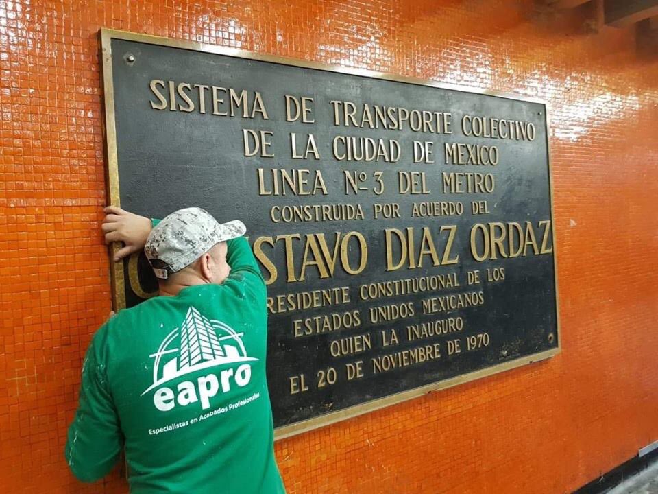 Mancera manifiesta desacuerdo con retiro de placas de Díaz Ordaz - placas-metro-1968-2