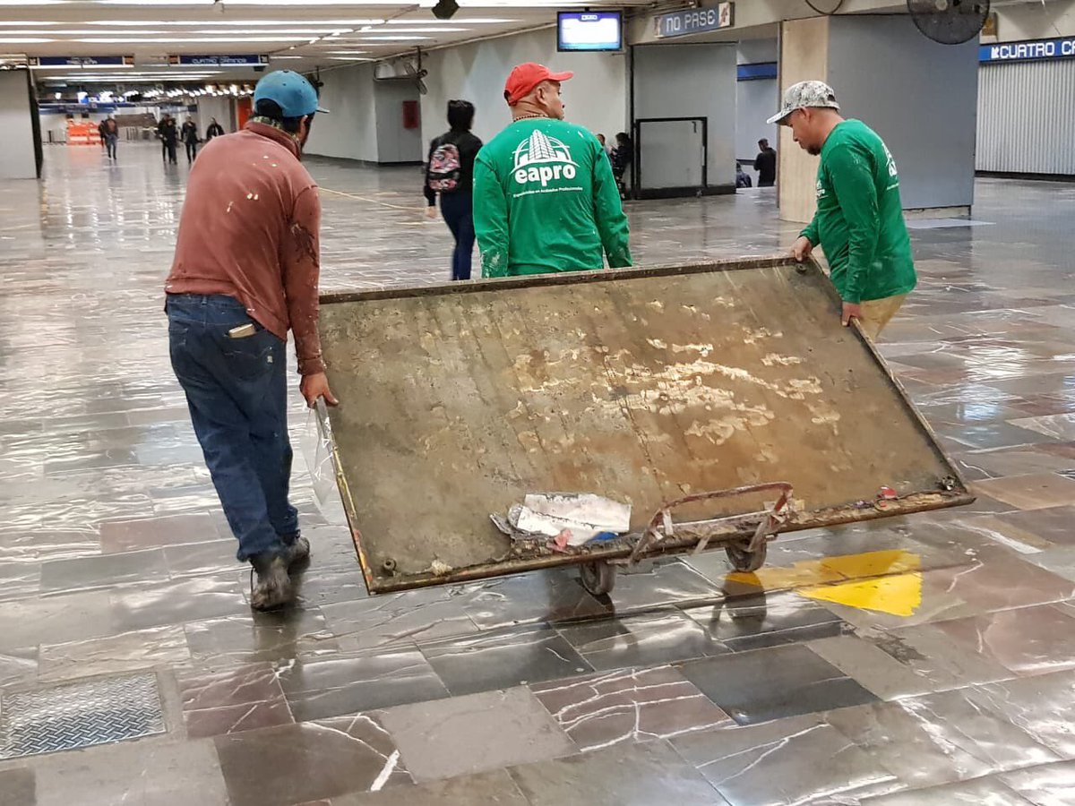 Retiran del Metro placas alusivas a Díaz Ordaz; es un mensaje de paz, dice Amieva - placas-metro-1968-3