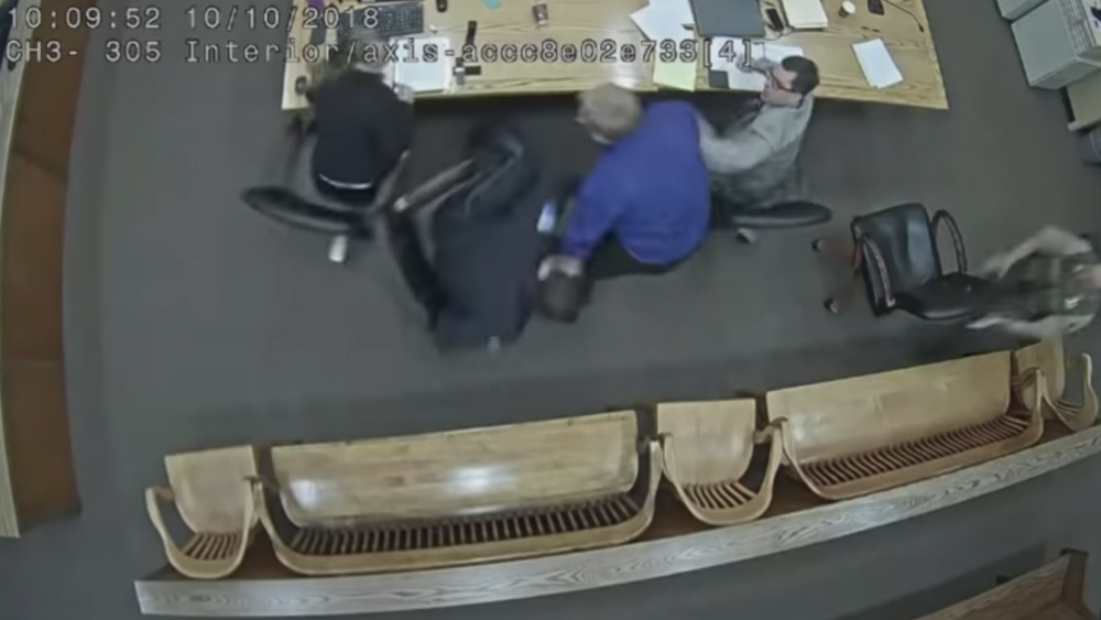 #Video Hombre trata de arrebatarle arma de fuego a policía en EE.UU.