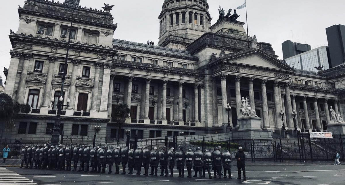 Manifestantes se enfrentan con policías frente al Congreso argentino - policias-congreso-argentino-disturbios-2