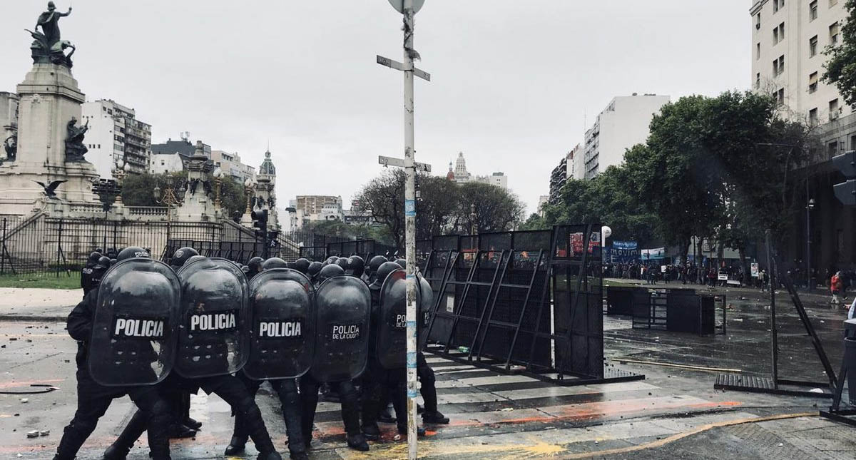 Manifestantes se enfrentan con policías frente al Congreso argentino