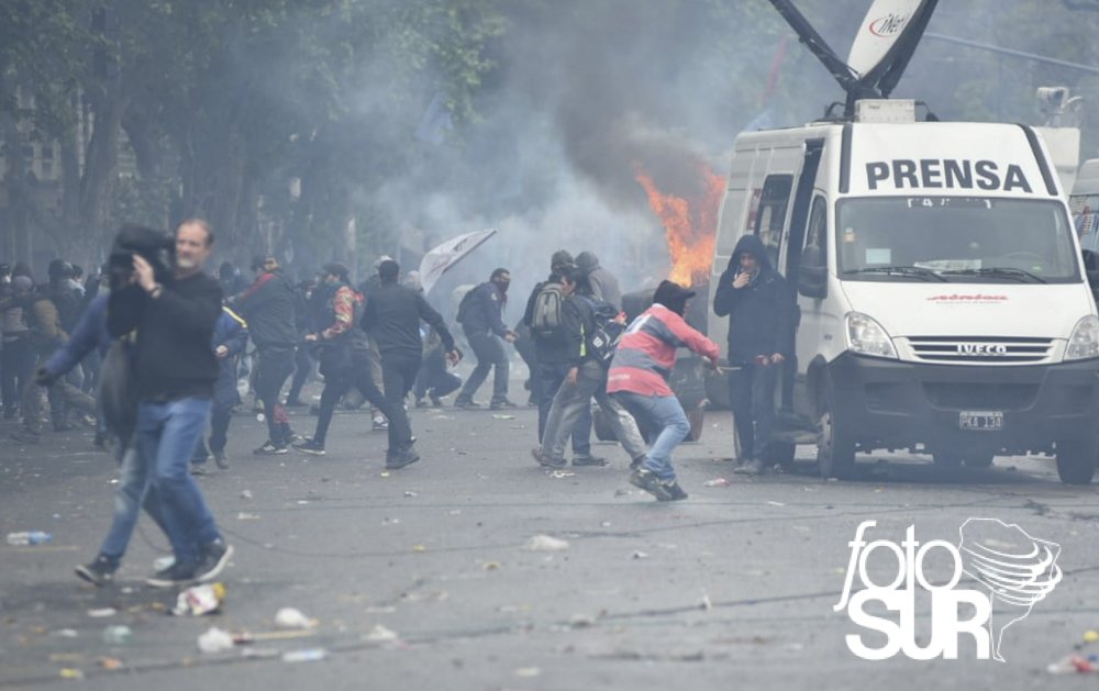 Manifestantes se enfrentan con policías frente al Congreso argentino - policias-congreso-argentino-disturbios-4