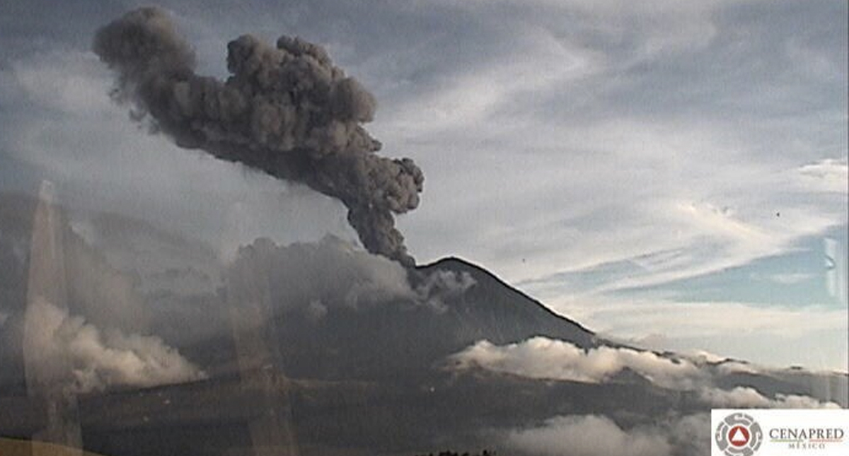 Popocatépetl registra explosión de casi tres kilómetros de altura