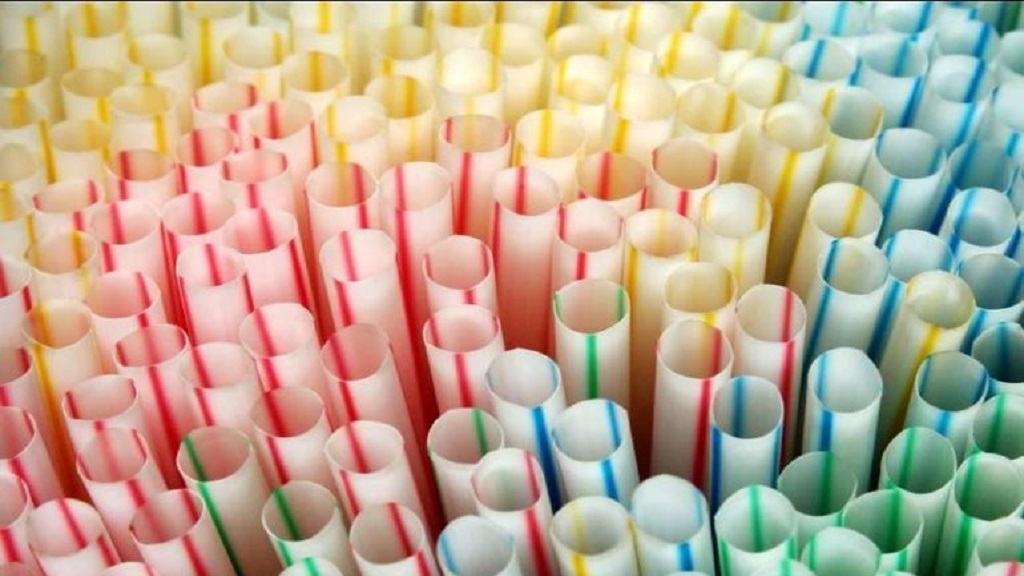 Eurocámara aprueba sacar del mercado cotonetes, popotes y plásticos