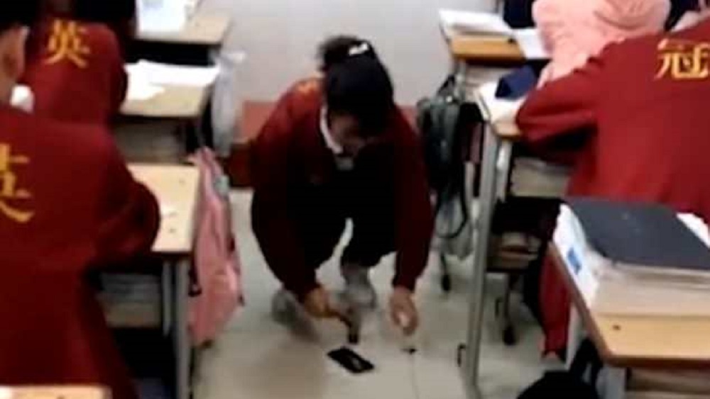 #Video Profesor obliga a niña a destruir su celular con martillo