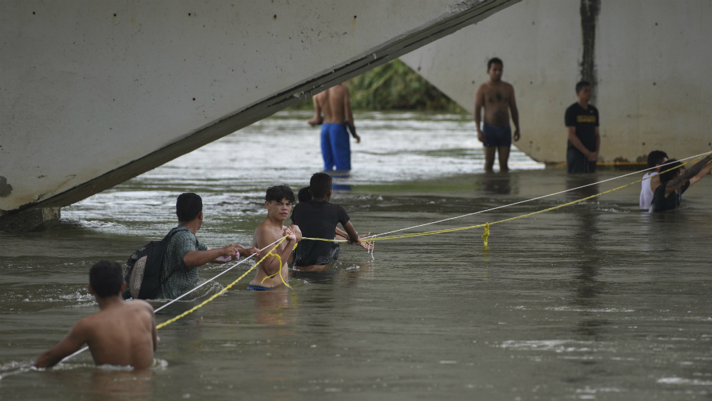 Autoridades mexicanas permiten ingreso de mujeres y niños migrantes - puente-fronterizo-mexico-guatemala-caravana-migrante-2