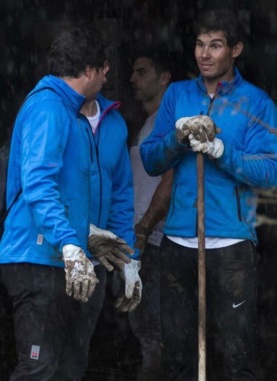Nadal se suma a las labores de limpieza por lluvias en Mallorca - rafael-nadal-mallorca-lluvias-2