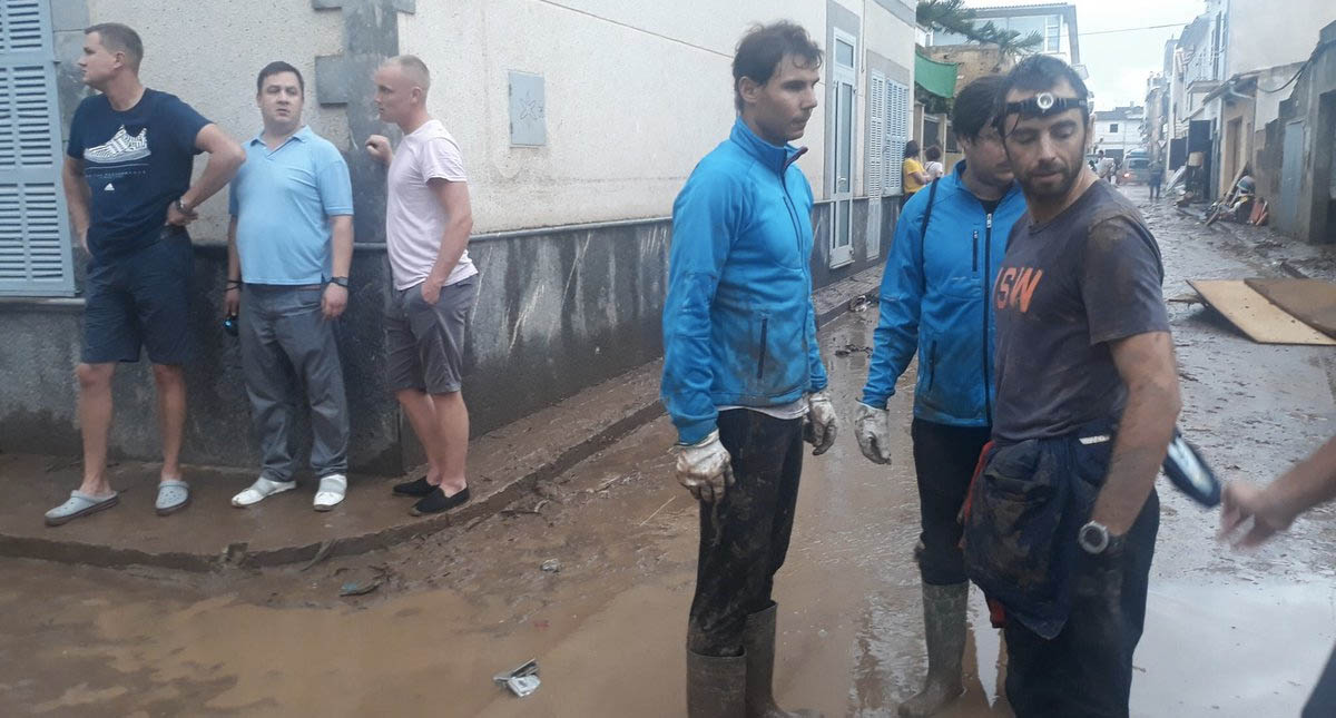 Nadal se suma a las labores de limpieza por lluvias en Mallorca - rafael-nadal-mallorca-lluvias-4