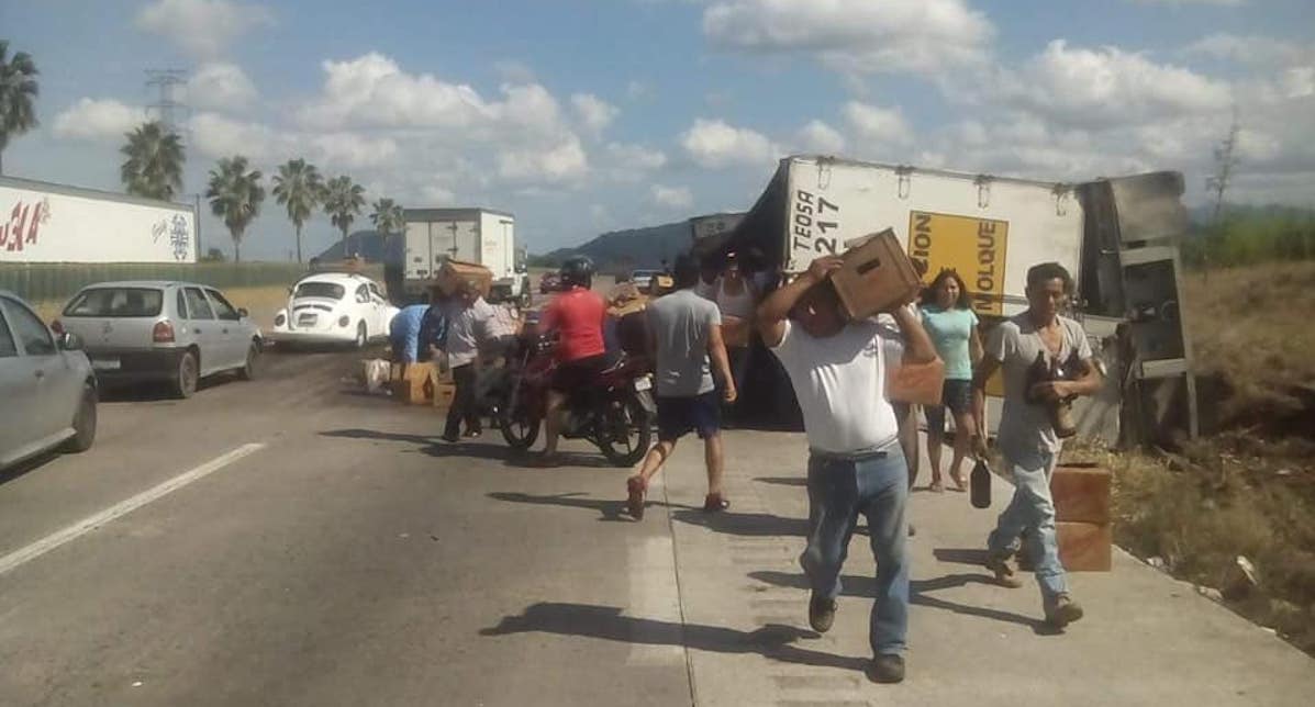 Saquean tráiler de cervezas en Veracruz