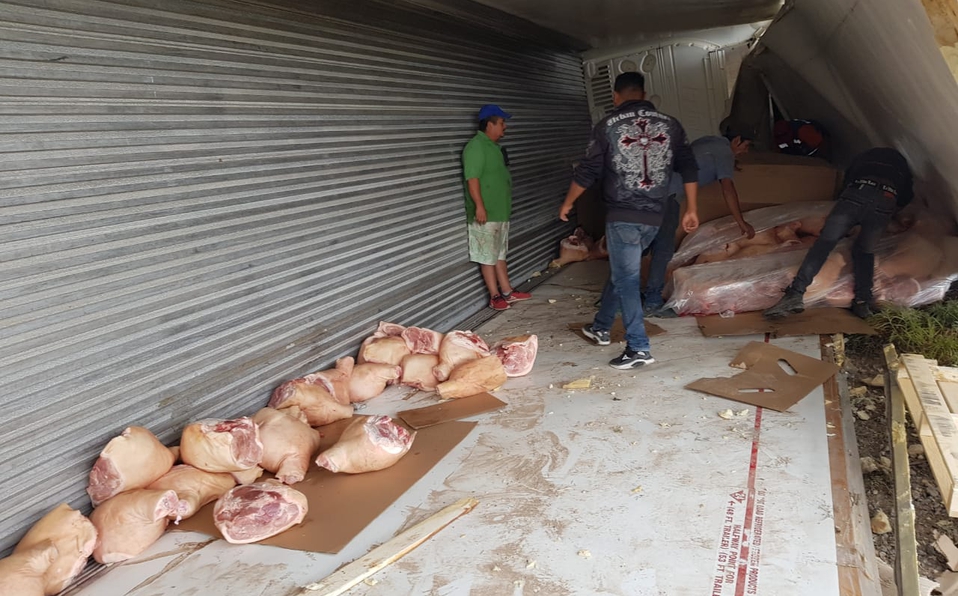 Rapiña en tráiler cargado de carne que volcó en Coahuila - rapina