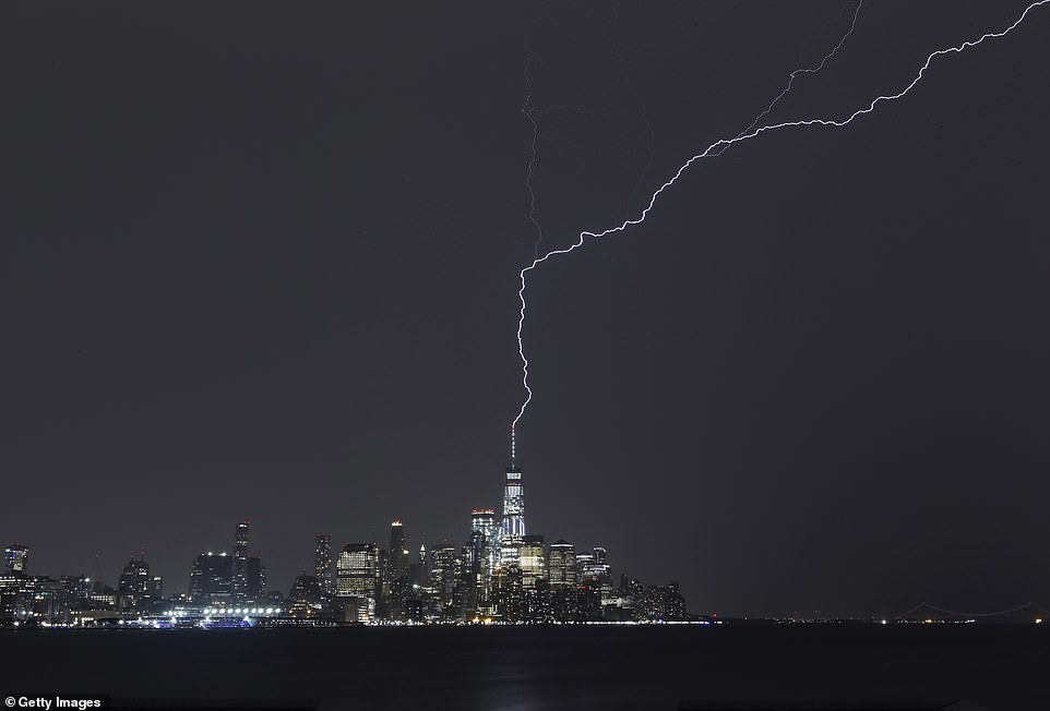 #Video Rayos caen sobre el One World Trade Center - rayos-one-world-trade-center-3