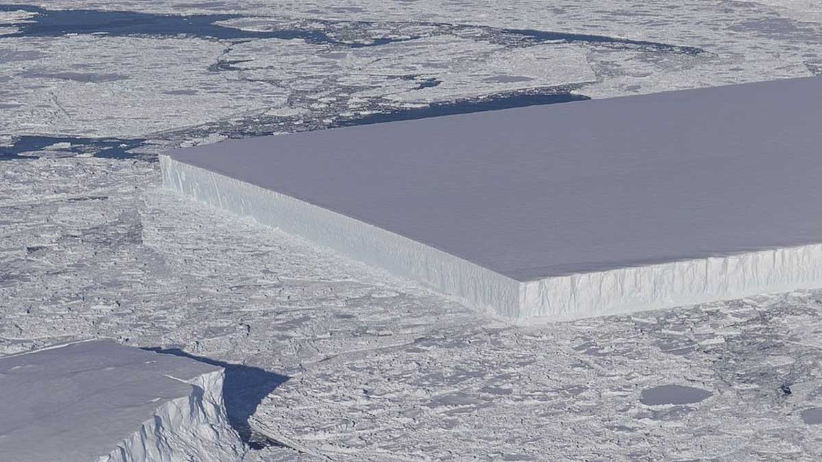 Descubren iceberg rectangular casi perfecto y otro triangular