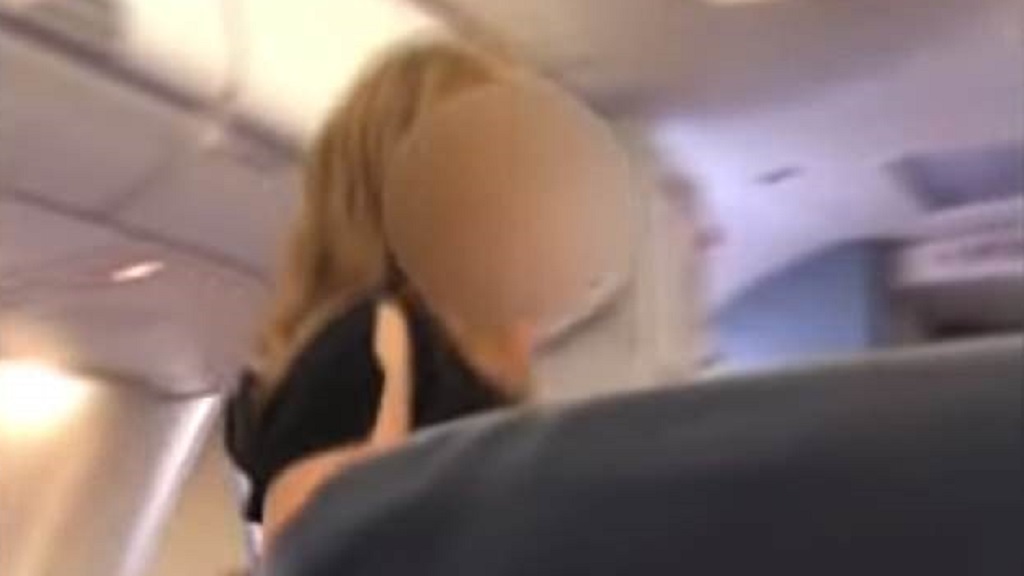 #Video Retrasan vuelo a Houston por pasajera racista - retrasan-vuelo-a-houston-por-pasajera-racista