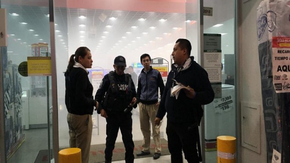 Roban celulares y activan alarma de incendio para huir en tienda Elektra - roban-celulares-y-activan-alarma-de-incendio-para-huir-en-elektra