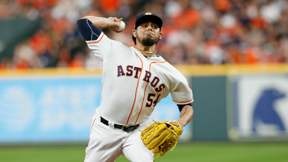 Primer rescate de Roberto Osuna en postemporada en triunfo de Astros