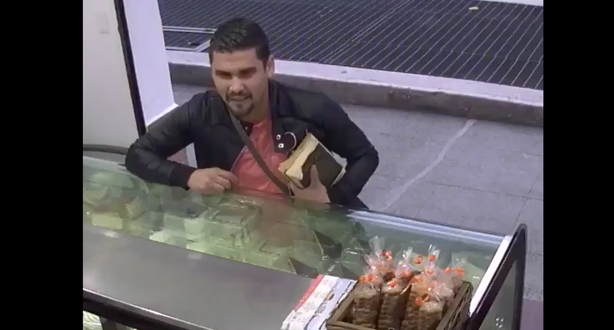 #Video Sujeto asalta una panadería con arma escondida en biblia