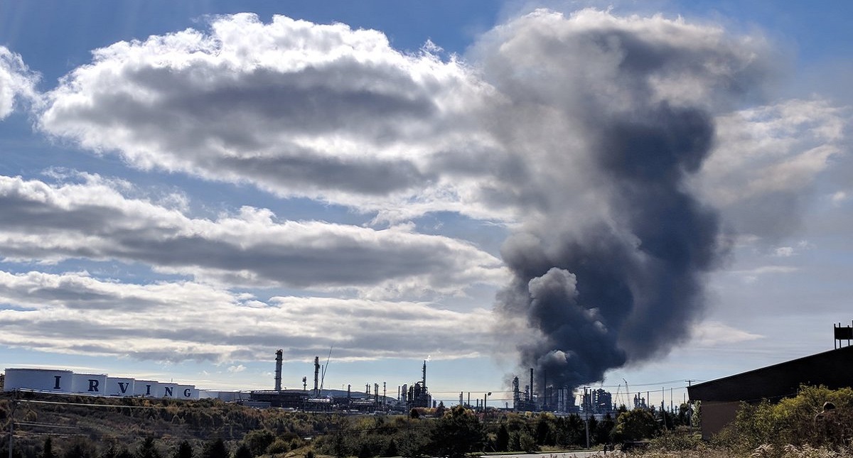 #Video Explosión provoca incendio en la refinería más grande de Canadá