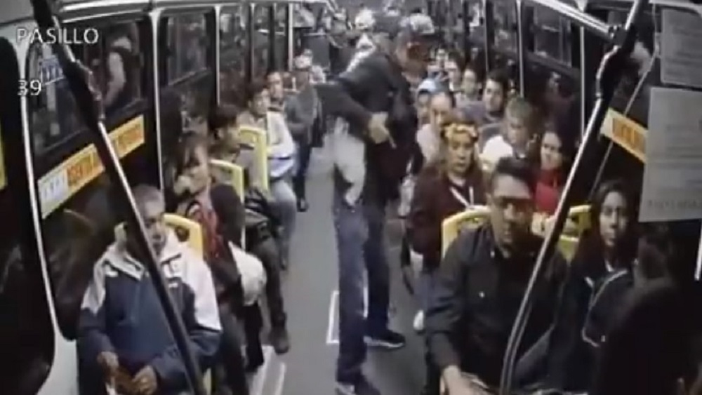 #Video Se fingen usuarios para robar a pasajeros en autobús público