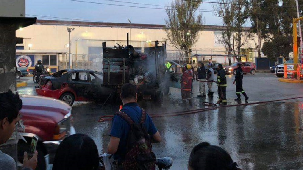 #Video Se incendian dos vehículos tras choque en Tultitlán