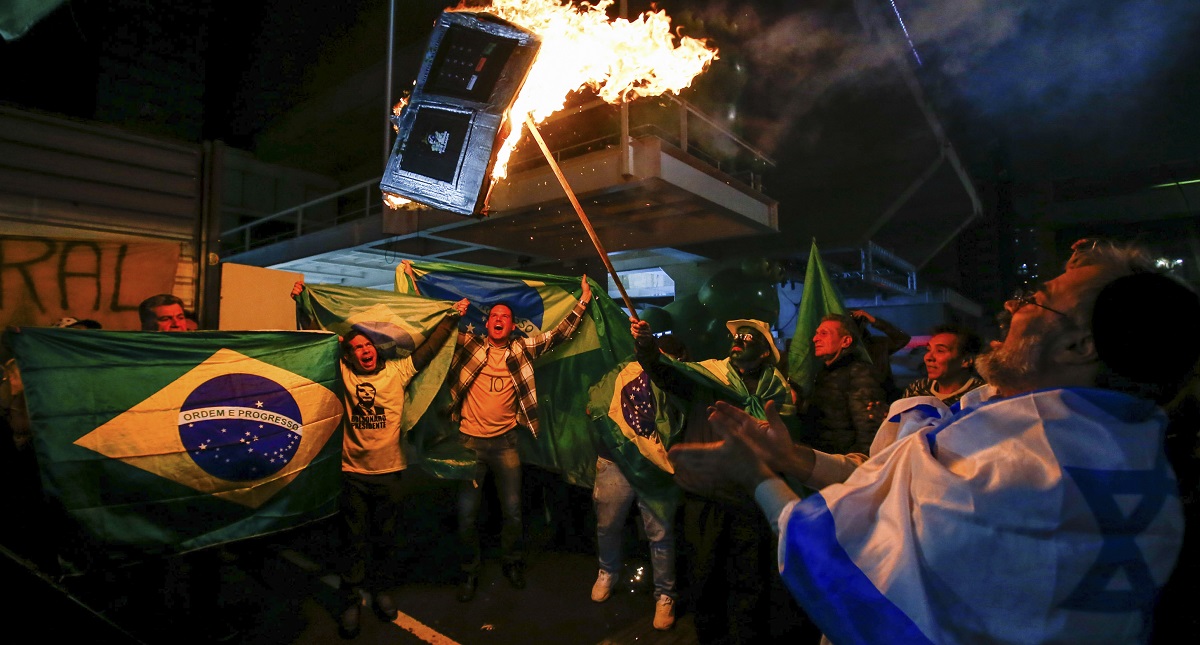 Seguidores marcan con navaja a joven por estar contra Bolsonaro - seguidores-de-bolsonaro