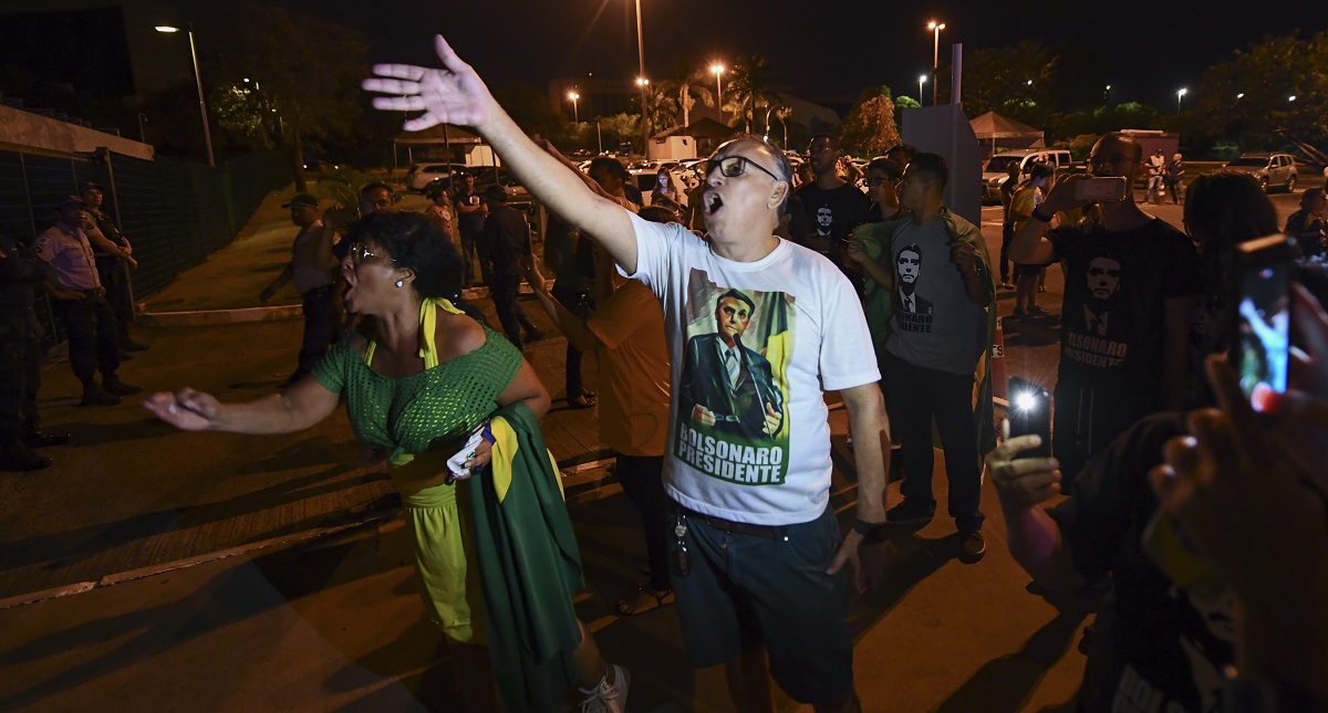 Seguidores marcan con navaja a joven por estar contra Bolsonaro - seguidores-de-jair-bolsonaro