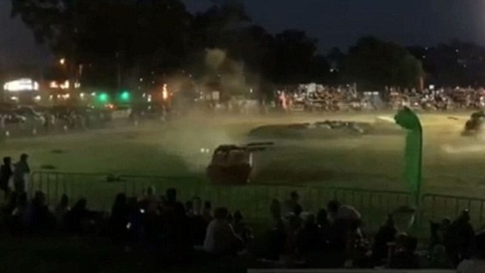 #Video Auto arrolla a multitud durante espectáculo en Australia