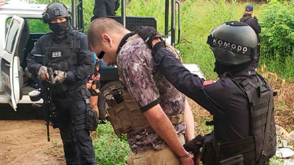 Detienen a presunto criminal “El pollo” con fusil AK-47 en Petatlán