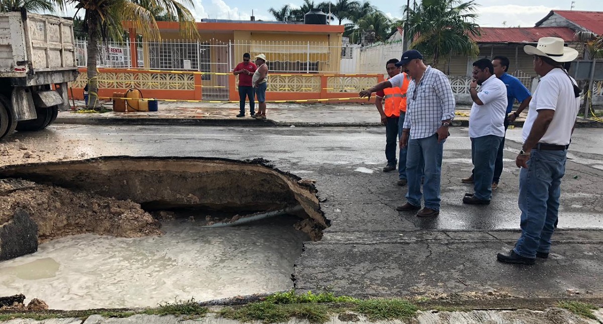 Se abre enorme socavón junto a primaria en Chetumal - socavon-barrio-bravo-sintra