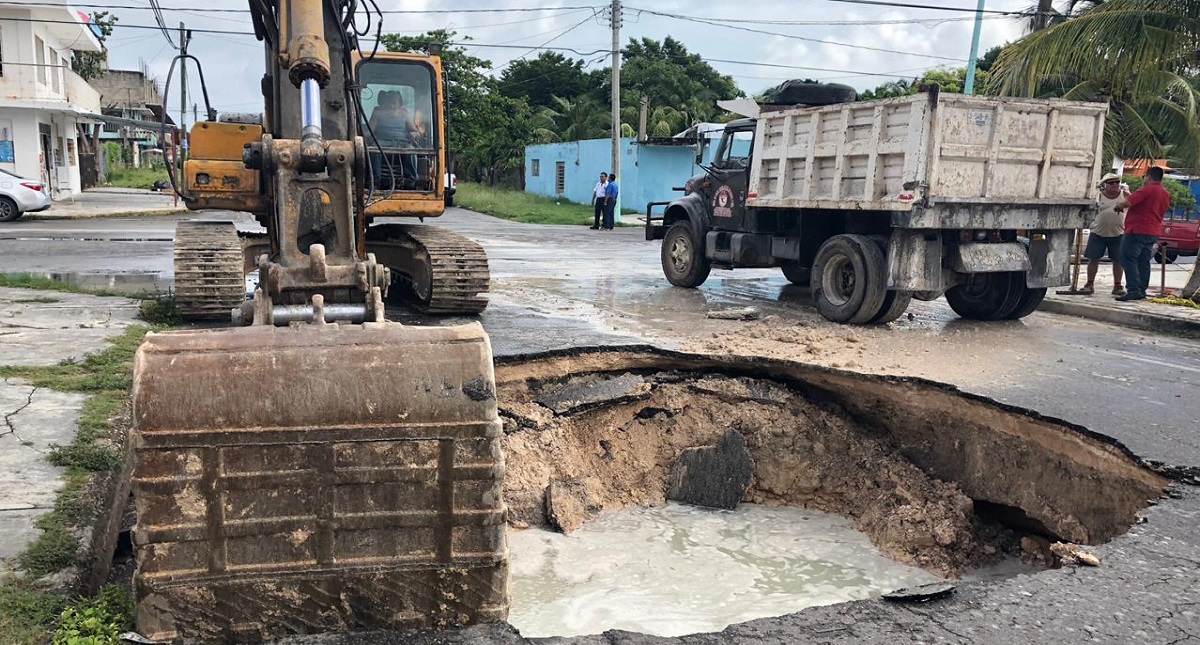 Se abre enorme socavón junto a primaria en Chetumal - socavon-barrio-bravo