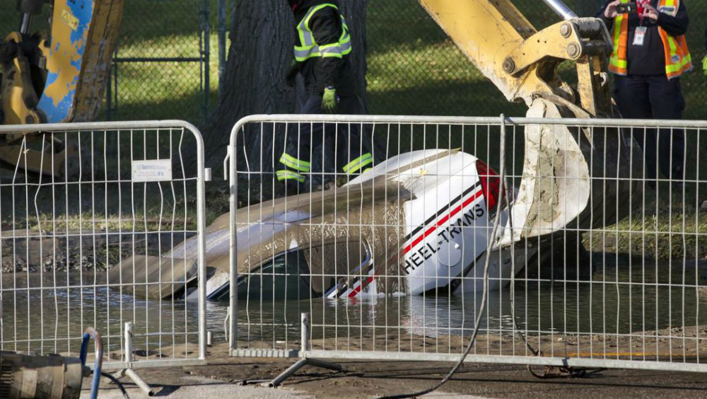 #Video Auto en Canadá se hunde en socavón este martes