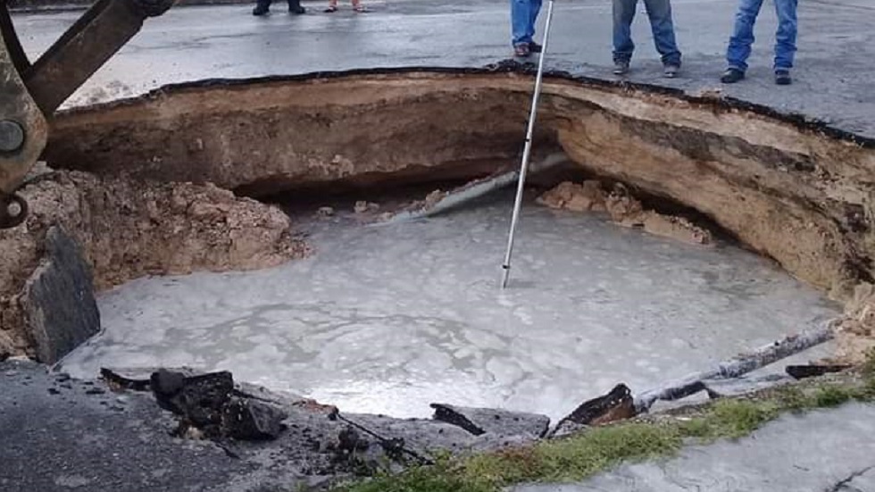 Se abre enorme socavón junto a primaria en Chetumal - socavon-chetumal