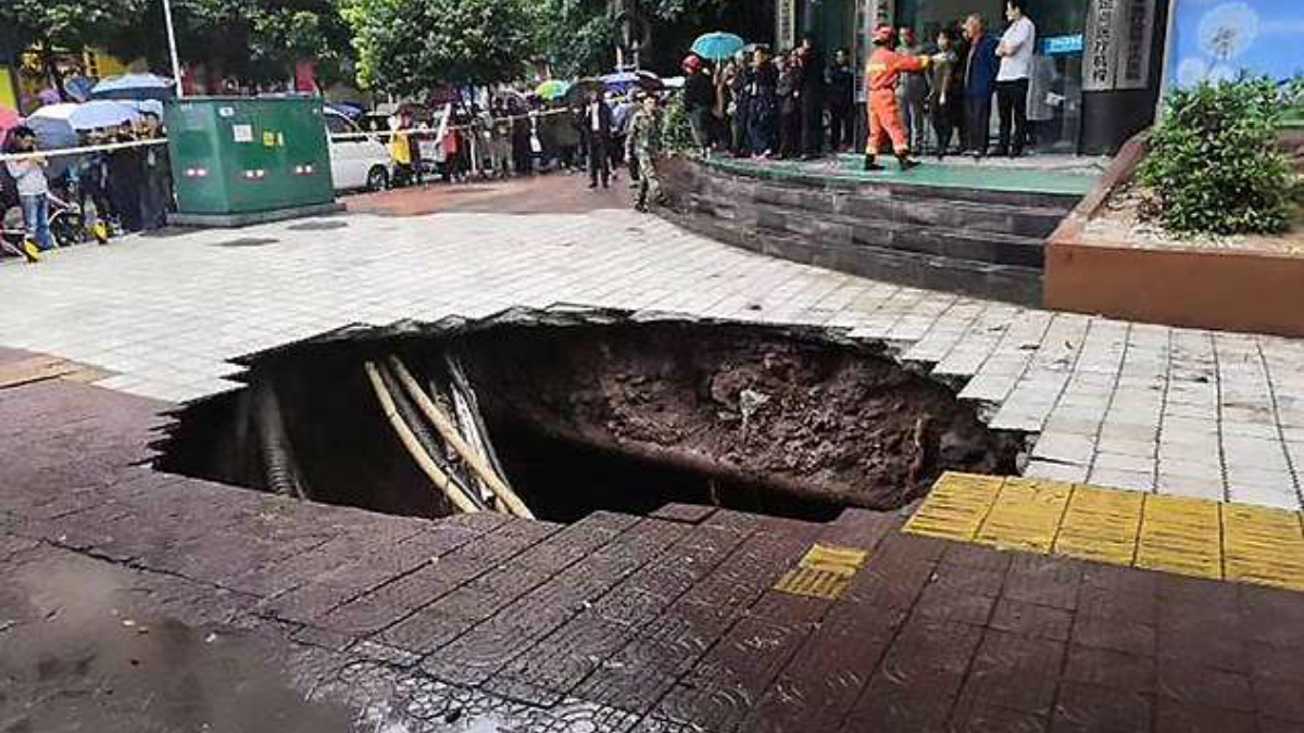 #Video Mueren dos personas al caer en socavón en China